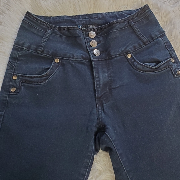 HIGH WAIST DARK WASH BOOTY POPPING DENIM CAPRIS - Picture 5 of 13